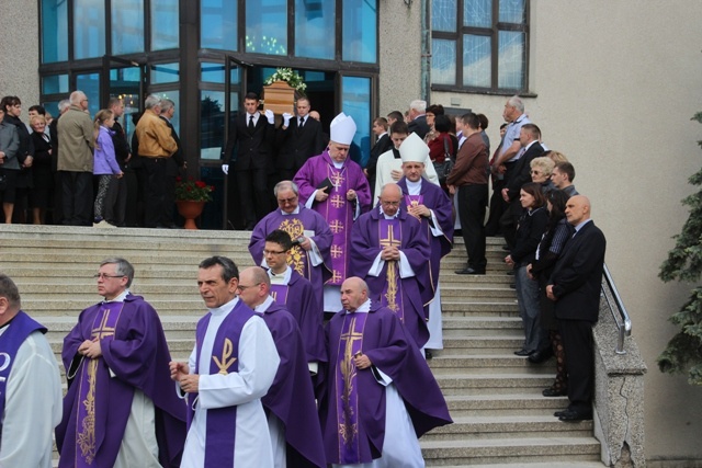 Ostatnie pożegnanie śp. ks. kan. Karola Tomali