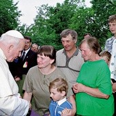 Jan Paweł II zawsze żył sprawami rodziny. W 1999 r. odwiedził niespodziewanie wielodzietną rodzinę na Mazurach 