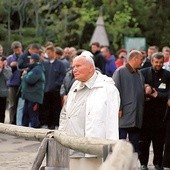  Jan Paweł II, wyraźnie wzruszony, wpatrywał się w górskie szczyty okalające Morskie Oko, samotnie, oddalony na kilka metrów od przypadkowych turystów znajdujących się akurat w tym miejscu, zajętych rozmową – opowiada o swoim najlepszym ujęciu fotograf
