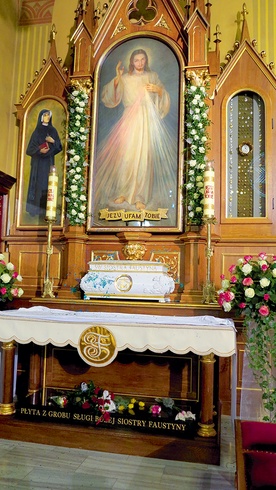 Ołtarz z wizerunkiem  Jezusa Miłosiernego w klasztornej kaplicy. Zdjęcie zrobione po pierwszym etapie sprzątania, gdy usunięto już zabrudzenia  z szyby obrazu