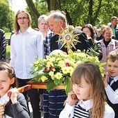 W Niedzielę Dobrego Pasterza relikwie bł. o. Papczyńskiego procesyjnie wniesiono do drewnianego kościoła, gdzie oddano im cześć przez ucałowanie