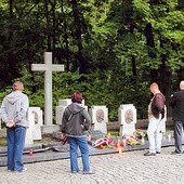 Pod krzyżem na mogile obrońców Westerplatte często modlą się wierni