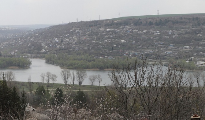 Rzeka Dniestr i widok na Naddniestrze od strony Mołdawii 