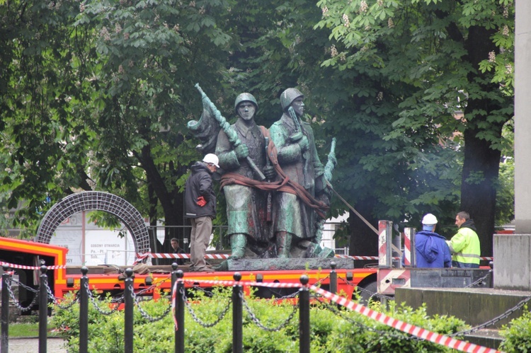 Demontaż pomnika żołnierzy sowieckich