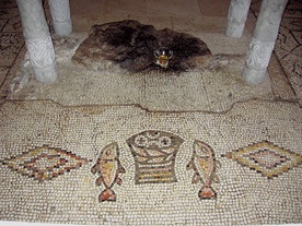 Mozaika w Tabgha nad Jeziorem Galilejskim. Przypommina o cudzie rozmnożenia 5 chlebów i 2 ryb