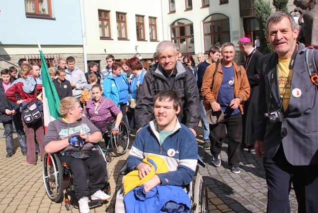 W pielgrzymce organizowanej przez "Dzieci Serc" wzięli udział niepełnosprawni podopieczni tego stowarzyszenia