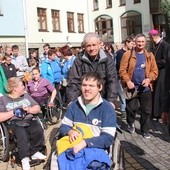 W pielgrzymce organizowanej przez "Dzieci Serc" wzięli udział niepełnosprawni podopieczni tego stowarzyszenia