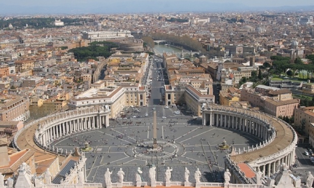 Ponad 1300 ubogich zasiadło przy stole w alei prowadzącej do Watykanu
