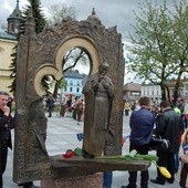 Papieskie rzeźby na nowotarskim rynku