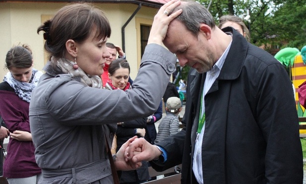 Ania i Bertrand Bischowie - z grona organizatorów marszu w Cieszynie modlą się nad sobą nawzajem