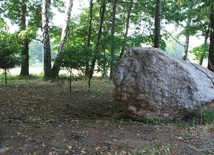 W Osuchowie we wrześniu stanie pamiątkowy kamień z tablicą upamiętniającą ofiary pożaru