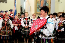 Wota dziękczynne ofiarowały wszystkie koła Żywego Różańca w parafii