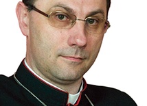 Bp Wojciech Polak urodził się w Inowrocławiu, ma 49 lat, święcenia kapłańskie przyjął w 1989 r., sakrę biskupią otrzymał w 2003 r. i został biskupem pomocniczym archidiecezji gnieźnieńskiej, od 2011 r. pełnił funkcję sekretarza generalnego Konferencji Episkopatu Polski. Jest doktorem teologii moralnej, pracę doktorską nt. eklezjalnego wymiaru grzechu i pojednania w posoborowym nauczaniu Kościoła obronił na Papieskim Uniwersytecie Laterańskim w Rzymie. Jest członkiem Rady Stałej KEP oraz Papieskiej Rady ...