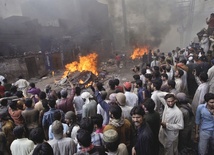 Zgliszcza po spalonych domach chrześcijan w Lahore