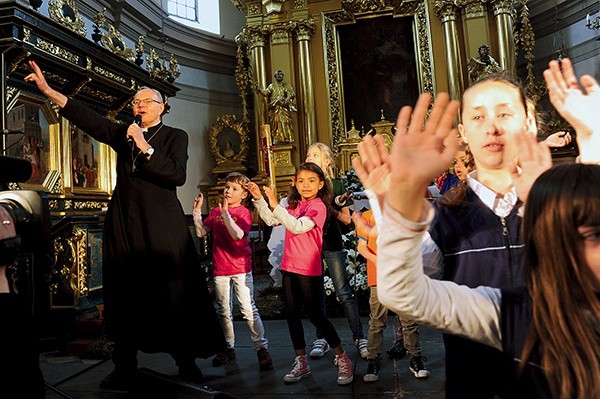  Bp Antoni Długosz nie brał udziału w festiwalowym konkursie. Zaśpiewał przed częścią ocenianą przez jury, a od obecnych otrzymał owacje