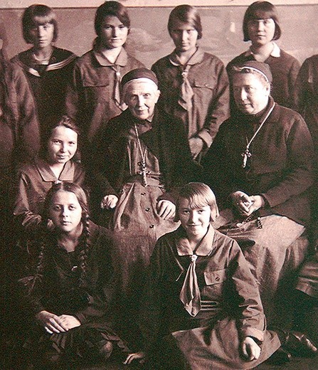 Św. Urszula (w środku) z wychowankami