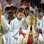 Biskup zawiesił każdemu na szyi symboliczny krzyż, będący znakiem sprawowanej funkcji