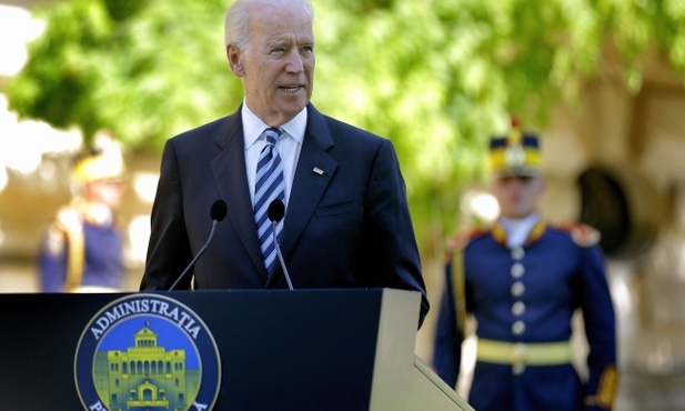 Biden przestrzega Rosję