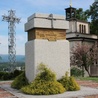 Obelisk stanął na szczycie wzgórza Kaplicówka dokładnie w tym midejscu, w którym św. Jan Paweł II sprawował Eucharystię