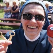 Żadna kobieta nie wyjechała z pielgrzymki z pustymi rękoma. Podarunkiem było jabłko z napisem "Maryja, nie Ewa" i klucz przypominający, że tylko miłość jest kluczem do każdych drzwi