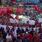 Protest przeciwko wysokim wydatkom na organizację mundialu w São Paulo 22 maja br. W podobnych demonstracjach odbywających się w dużych miastach Brazylii niemal codziennie uczestniczą tysiące ludzi