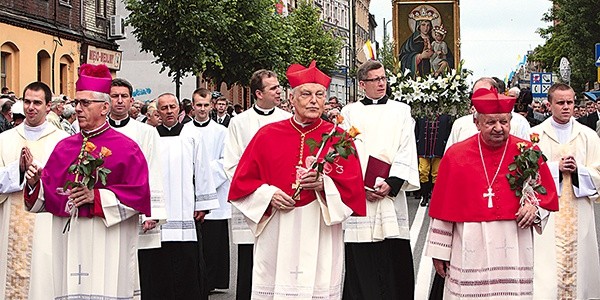 W procesji z bazyliki idą (od lewej) abp Wiktor Skworc, kard. Zenon Grocholewski i kard. Stanisław Dziwisz
