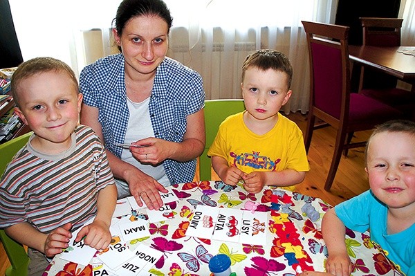 Staszek Ryguła (najwyżej) zasmakował edukacji domowej. Dziś uczy się z rówieśnikami w szkole