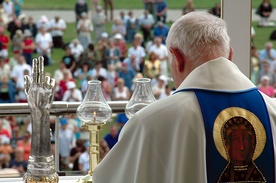 Bp Ignacy Dec znany jest ze swej maryjnej duchowości