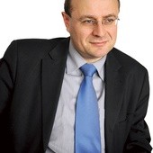 Prof. Antoni Dudek  – politolog związany z Uniwersytetem Jagiellońskim oraz IPN. Był m.in. doradcą prezesa Janusza Kurtyki. Obecnie jest zastępcą przewodniczącego Rady IPN, która sprawuje nadzór nad merytoryczną pracą Instytutu. Autor wielu prac na temat dziejów najnowszych, m.in. „Rozkładu dyktatury komunistycznej w Polsce 1988–1990”, stanowiącego najważniejsze studium rozpadu komunizmu w Polsce. Przygotował także dwutomowe wydawnictwo źródłowe pt. „Zmierzch dyktatury. Polska 1986–1989 w świetle dokume...