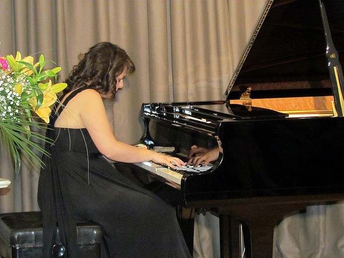 Karolina Nadolska podczas koncertu w Sannikach