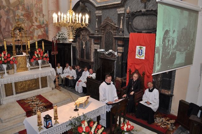 Ks. proboszcz Dariusz Rojek mówił o pracach remontowo-konserwatorskich, które uratowały katakumby grobowe Krasińskich w Krasnem