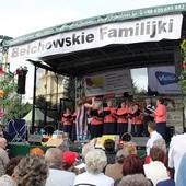 Zespół Klubu Seniora "Słoneczko" na festynowej scenie