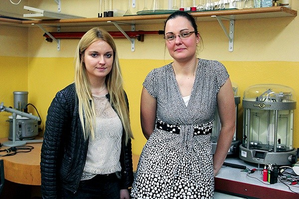 Nina Mazurewicz (z lewej), złota medalistka olimpiady wynalazców. Obok Marta Mąkosa, nauczycielka fizyki, która pomagała Ninie nad projektem