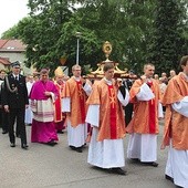 W procesji przez Skoczów  do kaplicy św. Jana Sarkandra