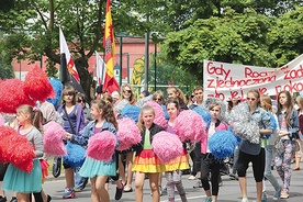 W Rawie Mazowieckiej marsz odbył się po raz drugi i wzięło w nim udział około 1000 osób, wśród których byli kapłani, siostry zakonne, samorządowcy, harcerze, członkowie ruchów, wspólnot i organizacji, a także całe rodziny