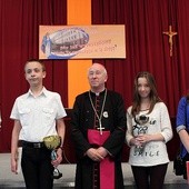 Od lewej: Anna Pawlak, Kacper Słodki, bp Andrzej F. Dziuba, Adrianna Kozińska i zdobywczyni IV miejsca - Aleksandra Stępień