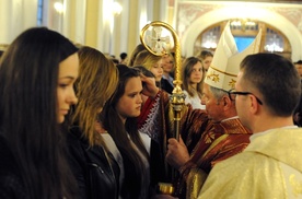 Rocznicowa Msza św. została połączona z udzieleniem sakramentu bierzmowania młodzieży z parafii katedralnej