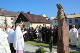 Bp Roman Pindel poświęcił figurę bł. matki Małgorzaty Łucji Szewczyk na klasztornym dziedzińcu