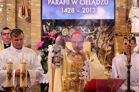 Obecny prymas abp Wojciech Polak jesienią ubiegłego roku odprawił Mszę św. w kościele w Cielądzu