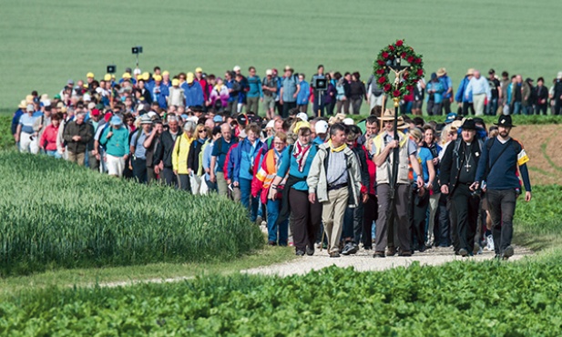 5.06.2014. Ratyzbona. Niemcy. Największa piesza pielgrzymka w Niemczech wyruszyła w drogę. Około 9500 pielgrzymów idzie przez trzy dni z Ratyzbony do sanktuarium w Altötting (111 km)