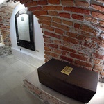Trumna ze szczątkami bp. Aleksandra Fredry. W tle, po lewej stronie, tablica i grobowiec abp. Ignacego Tokarczuka