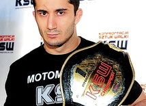  Mamed Khalidov jest zawodnikiem MMA. 22 czerwca weźmie udział w meczu charytatywnym na rzecz pomocy migrantom i uchodźcom z ośrodka w Krośnie Odrzańskim