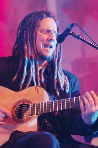  Robert Friedrich „Litza” urodził się w 1968 roku w Sulechowie. Jest gitarzystą, kompozytorem i producentem muzycznym. Związany z wieloma zespołami m.in. Acid Drinkers, Turbo, Kazik na Żywo, 2 Tm 2,3. W 1999 roku założył Arka Noego. Jego najnowszy projekt nosi nazwę Luxtorpeda