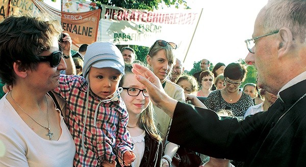   Bp Jacek Jezierski po wyjściu z katedry św. Mikołaja chwilę rozmawiał z czekającymi na niego wiernymi. Pobłogosławił dzieci i udzielił wszystkim zgromadzonym Bożego błogosławieństwa