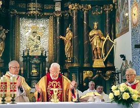  Abp Edmund Piszcz i o. Franciszek Kurkowski SJ ukończyli pelplińskie seminarium