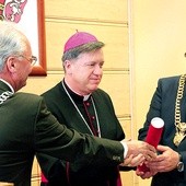 Abp Józef Kupny wręcza burmistrzowi Janowi Bronsiowi dekret kongregacji