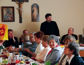  Po uroczystej Eucharystii członkowie grupy o. Pio podczas wspólnej agapy wspominali wspólne pielgrzymki, spotkania, rekolekcje i akcje charytatywne