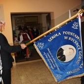Wraz z nadaniem imienia Karola Wojtyły szkoła w Rycerce Górnej otrzymała nowy sztandar
