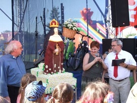 Festynowy tort. 2900 stokrotek symblizuje rodziny parafii św. Jadwigi w Dębicy