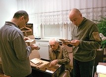 Autor książki Łukasz Wierzbicki (z prawej) z wizytą u pana Huberta, siostrzeńca ciotki Hali, który odkrywa sekrety kufra